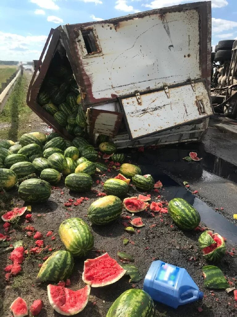 Грузовик с арбузами. КАМАЗ С арбузами. Фура с арбузами. Машина Арбуз. Арбузы везем