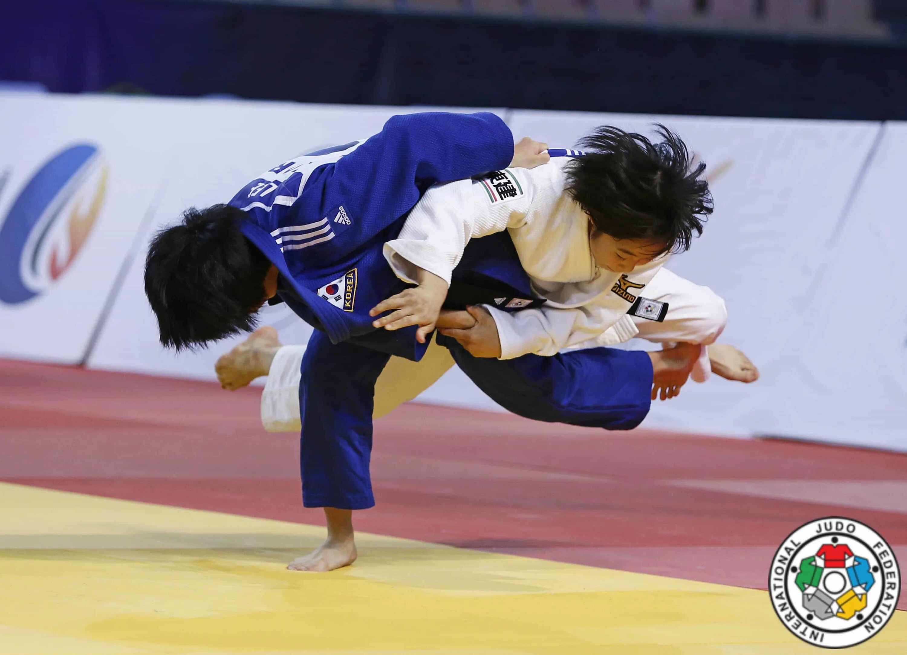 Яго абуладзе дзюдо. Бросок через бедро в дзюдо. Judo бросок. Бросок прогибом дзюдо. Бросок плечо дзюдо.