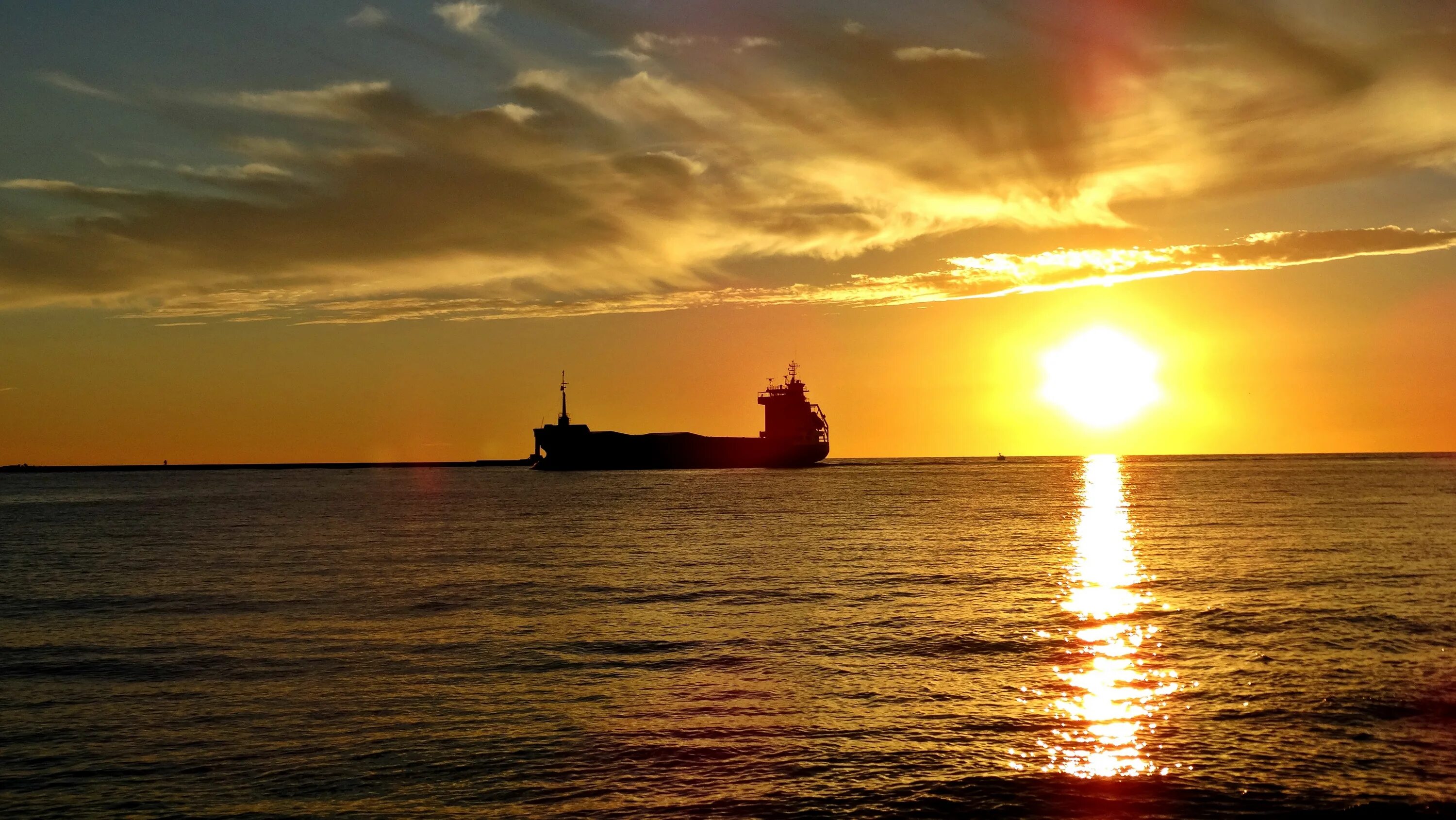 Пароход рассвет. Море. Корабль на закате. Корабль на горизонте. Парусник на закате.