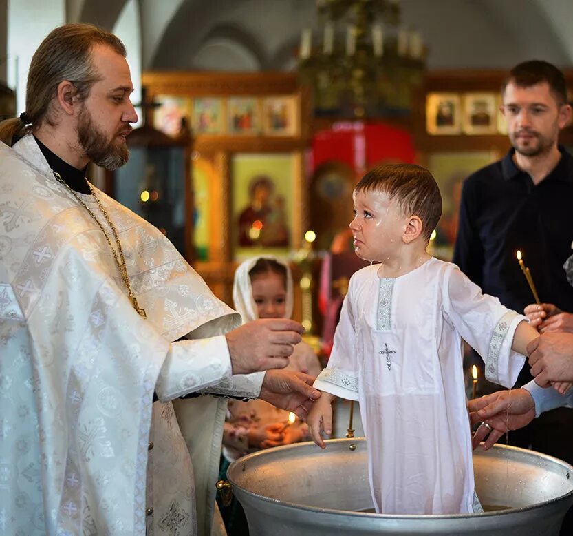 Крещение ребенка. Дети в церкви. Крещение в храме. Крещение детей в церкви 5 лет. Можно крестить ребенка не крещеному