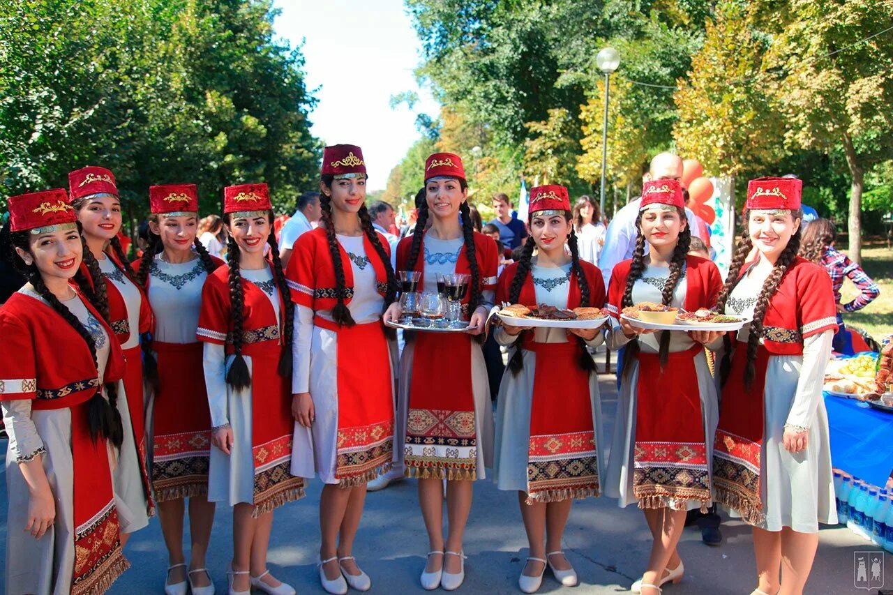 Многонациональный Ростов на Дону. Люди в национальных костюмах. Народы Ростова на Дону. Национальный костюм Краснодарского края. Хай национальность