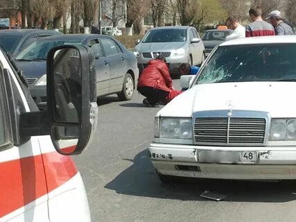 Мерседес сбивает