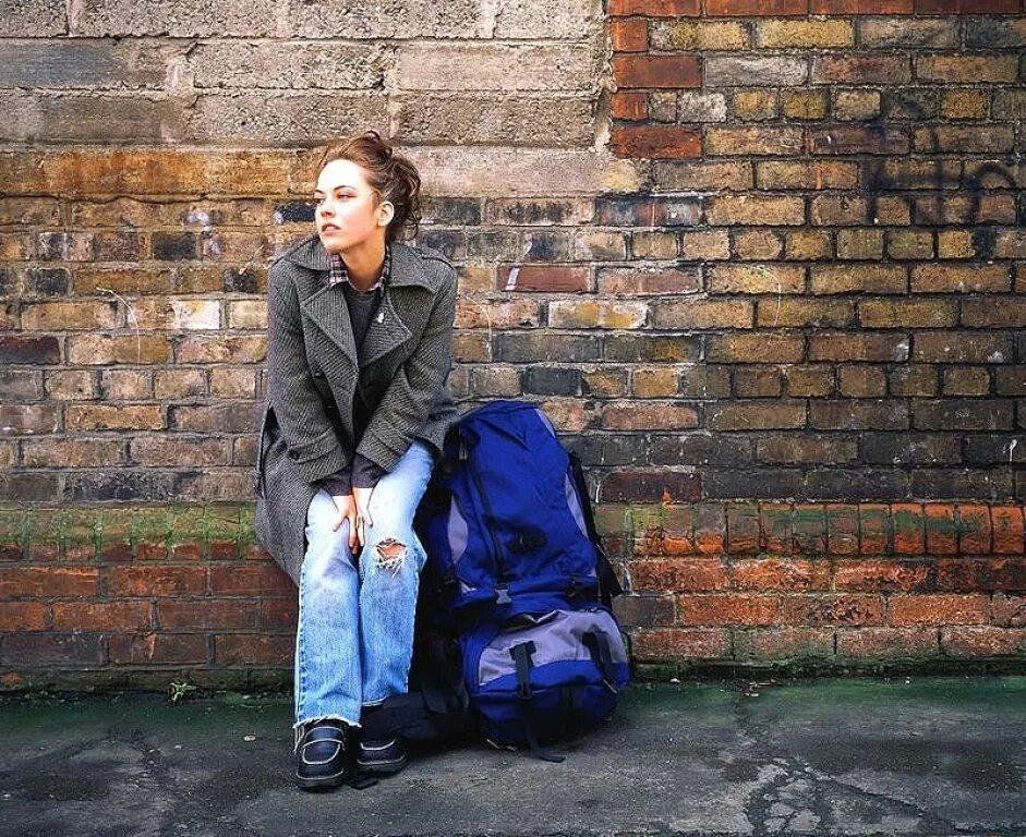 Homeless women. Наташа Смит Лондон бездомная. Красивая бездомная девушка. Бездомные молодые женщины.