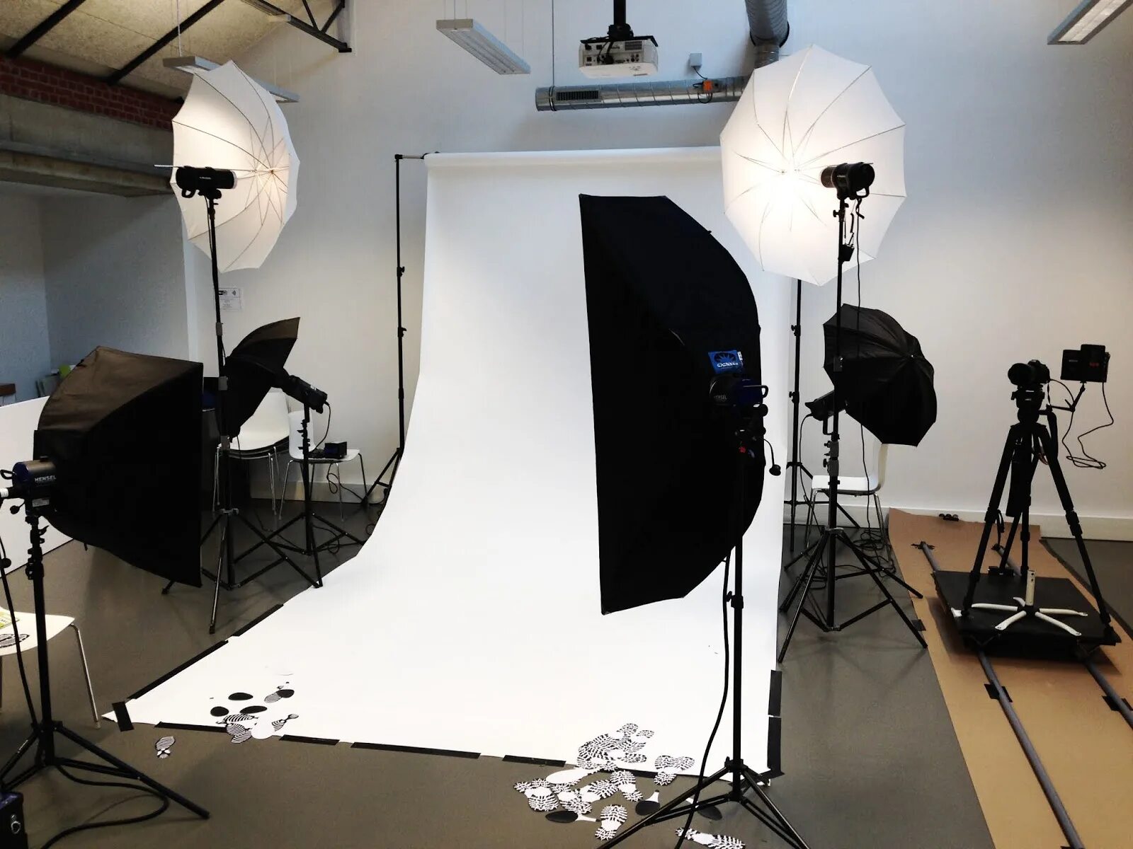 Бэкстейдж фотосъемки. Бэкстейдж со съемок фотосессии. Закулисье стены. Видеосъемка бэкстейдж. Фотограф бэкстейдж.