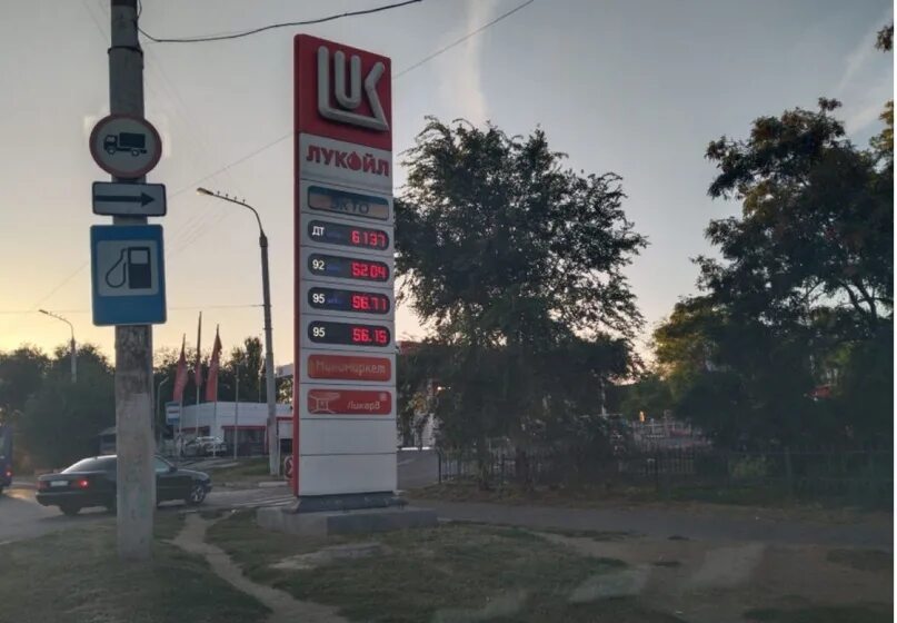 Сливает бензин с машины. 76 бензин. Есть 93 бензин. Есть 93 бензин. Аи-93 цвет.