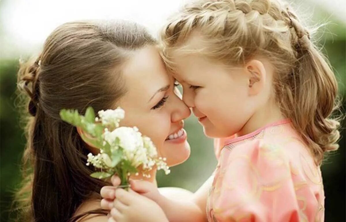 Дочки мамина улыбка. День матери. Доброта матери. Улыбка мамы. Мама и дочка.