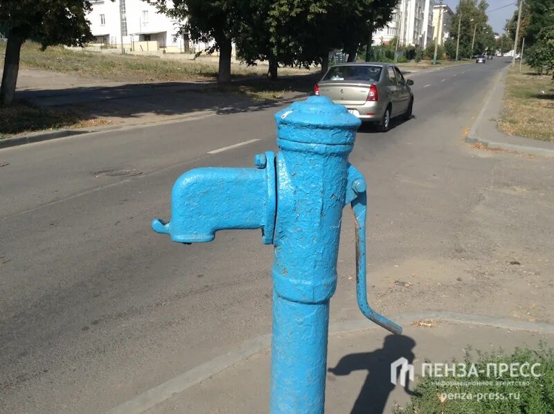 Колонка с водой на улице. Старая колонка водопроводная. Водоразборная колонка на улице города. Водоразборная колонка на улице с людьми. Пенза без воды