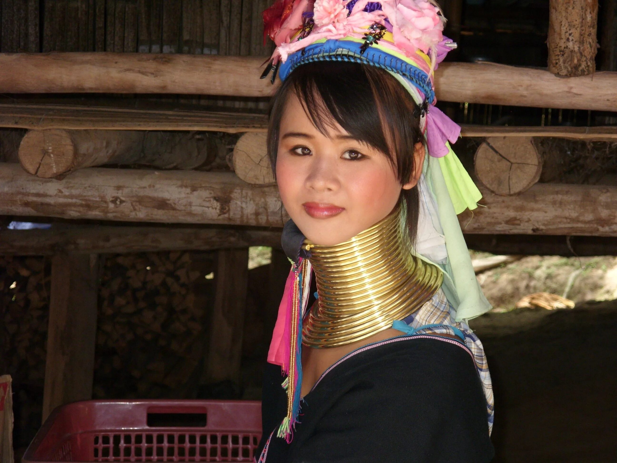 Племя Падаунг Бирма. Женщины Жирафы племени Падаунг. Племя Падаунг Бирма без колец. Женщины народа Падаунг.