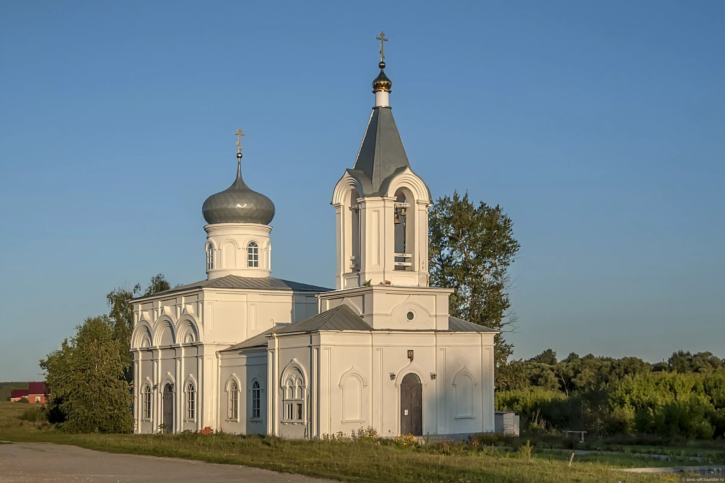 Бутырки задонский район. Храм Михаила Архангела Задонский район. Церковь Архангела Михаила Задонский район.. Церкви Задонского района Липецкой области. Село Бутырки Липецкая область Задонский район.