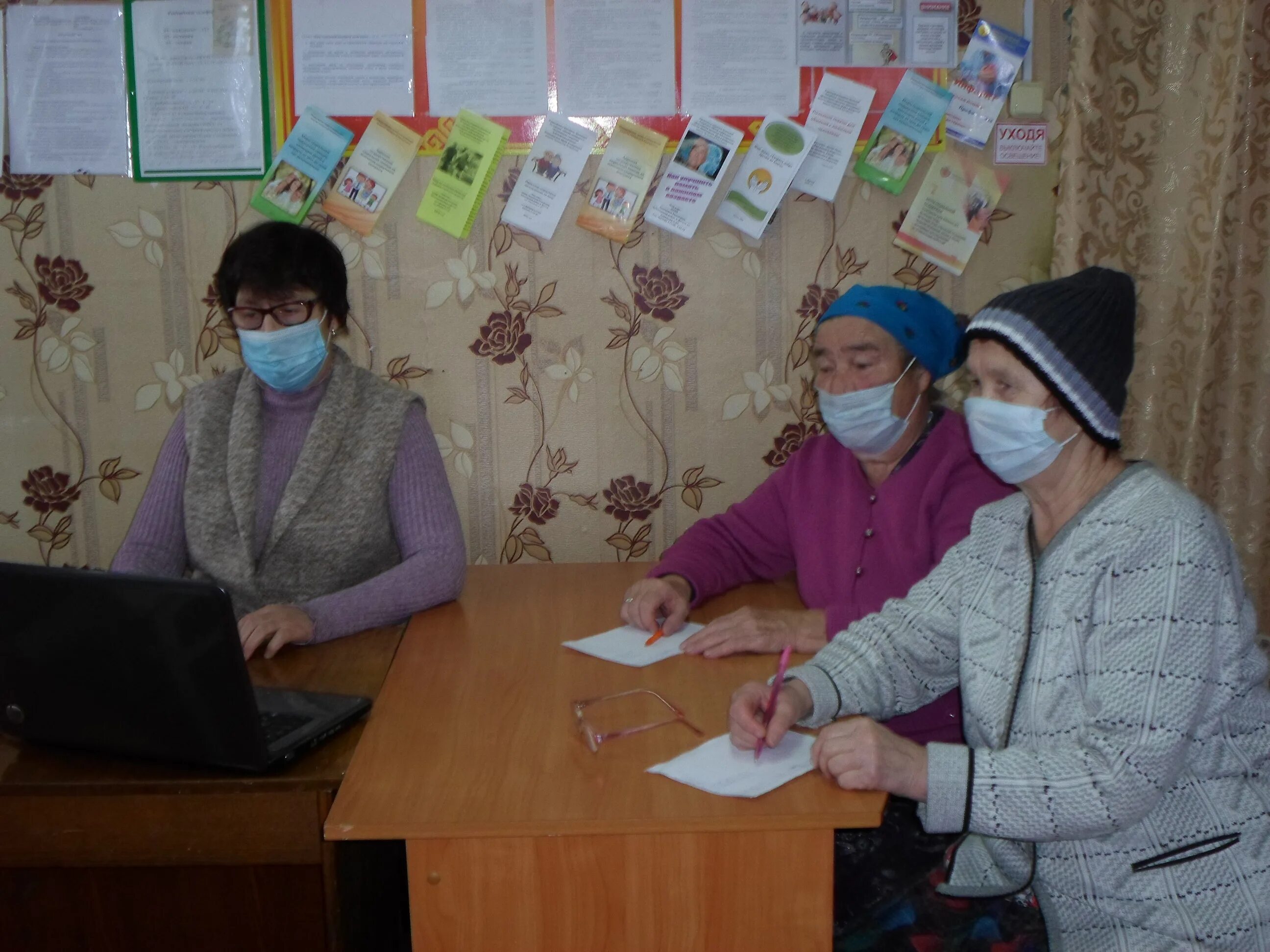 социальное обслуживание населения чебоксары. социальное обслуживание населения чебоксары. чебоксарская центральная библиотека. центр дневного пребывания для пожилых. баннер республиканский "серебряный" волонтерский центр "молоды душой".