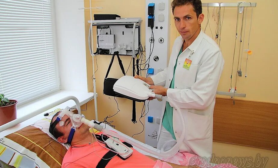 Темная палата в больнице. Больничная палата с людьми. Реанимация больница ночь. Ночное дежурство в больнице. Больничная палата ночью.