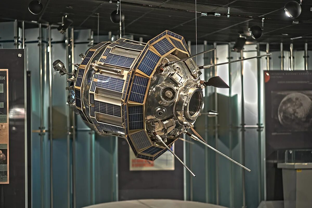 Какие межпланетные автоматические. Луна-3 автоматическая межпланетная станция. Музей космонавтики Луна 3. Луна 10 станция в музее космонавтики. Автоматическая станция Луна-3 в музее.