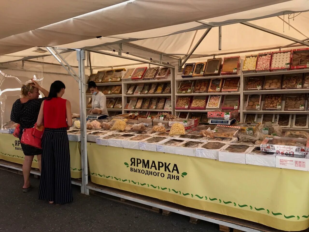 Новогодняя ярмарка сочи. Ярмарка сочи. Ярмарка сочи. Сочинские ярмарки фото. Фрукты сочи.