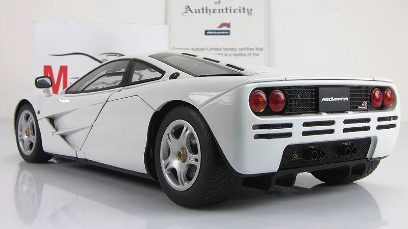 Макларен ф1 белый. MCLAREN f1 White. MCLAREN f1 LM White автомодель 1 18. Макларен ф1 двери. 0 1 x 1 18 16