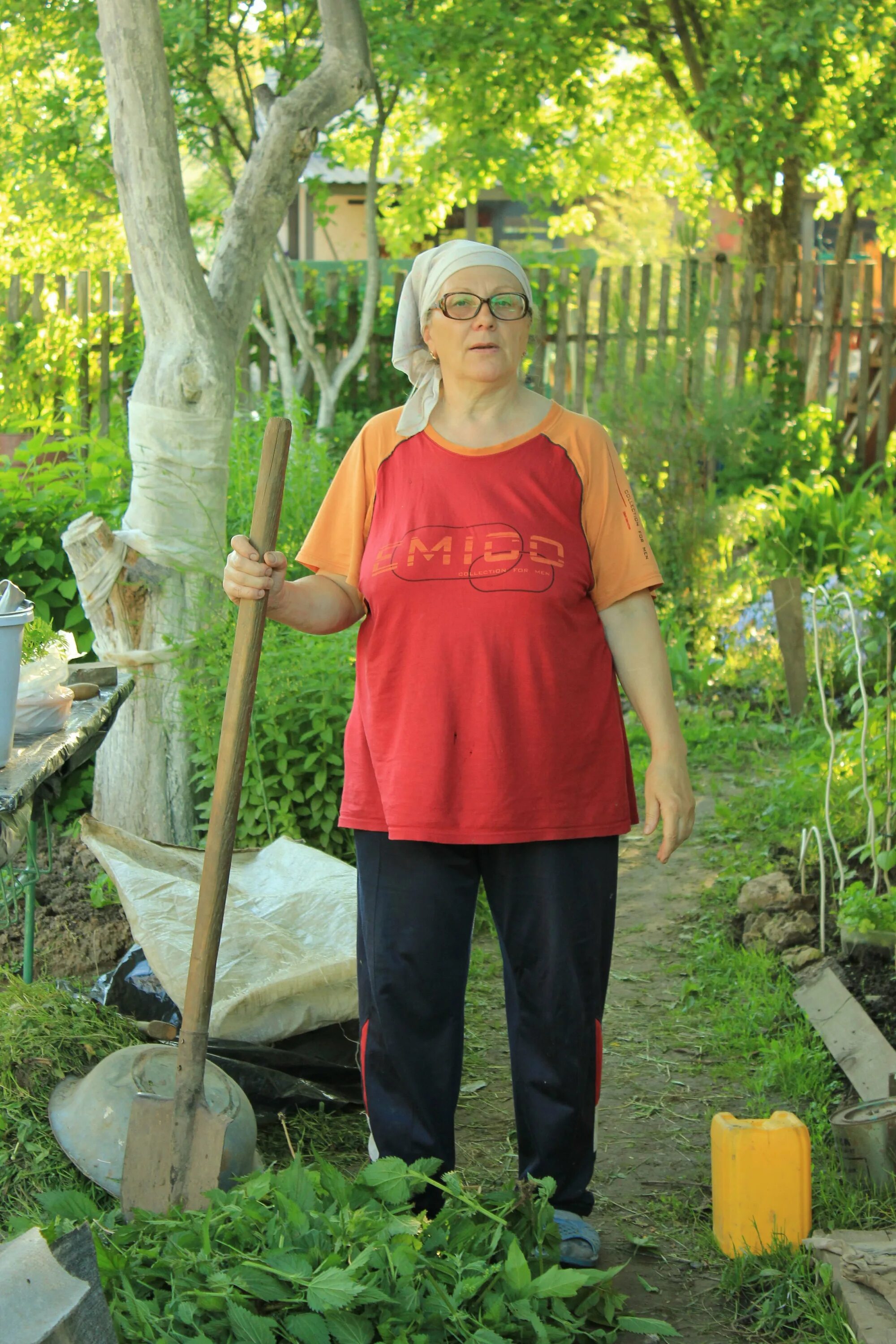 Бабы в огороде. Загорает на даче. Бабы в огороде. Блондинка в огороде. Бабы в купальниках на даче.