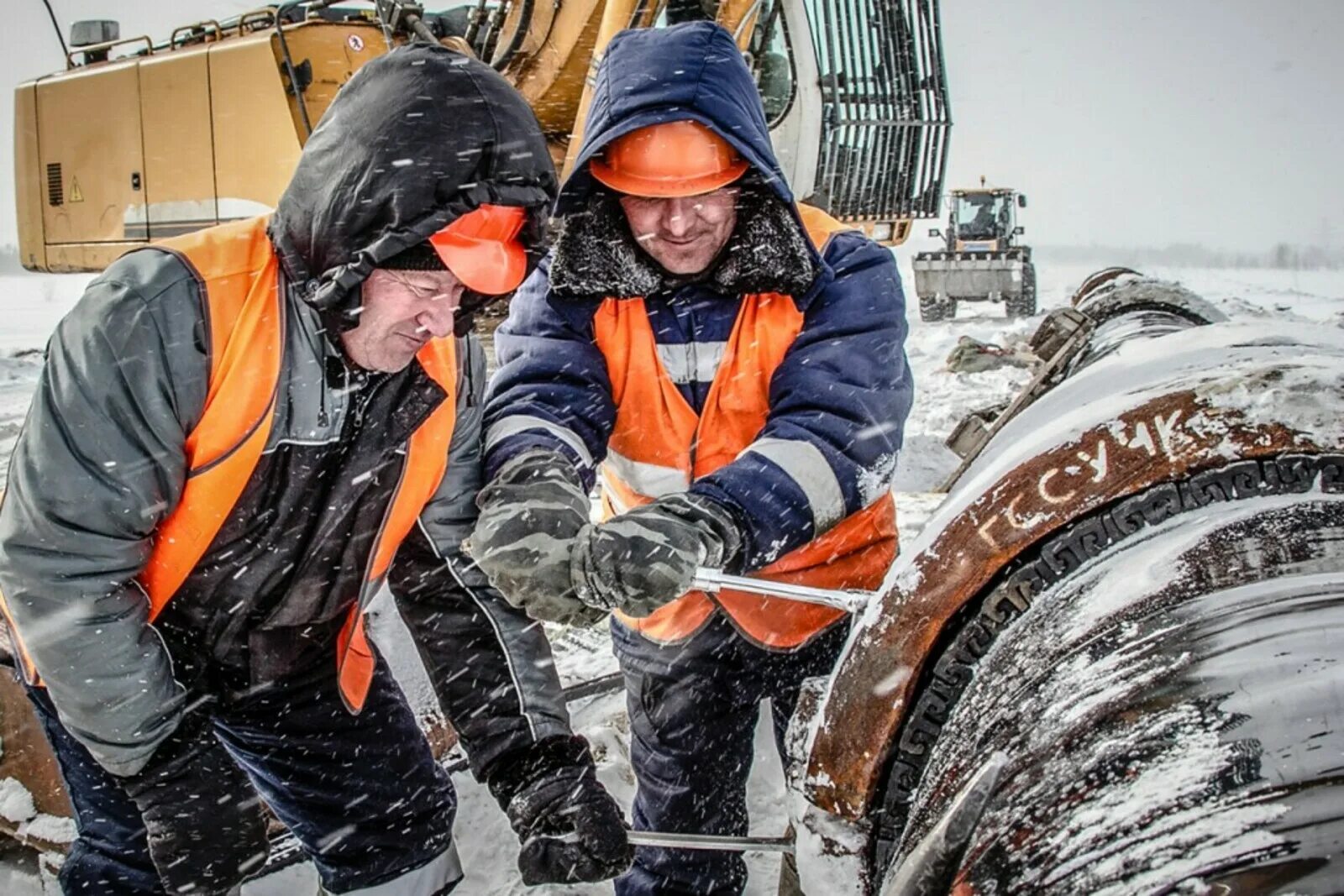 Вахтовики на севере. Рабочие на севере. Работники крайнего севера. Нефтяники на севере. Любых сложных условиях