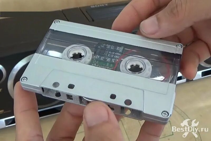 Как сделать кассету. Адаптер магнитофонная кассета с MICROSD. Кассета блютуз адаптер. Блютуз кассета для магнитолы. Кассетный кассета переходник.