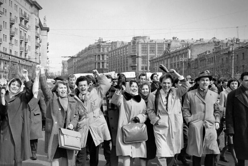 В каком году состоялся советский союз. 1960е СССР люди культура. Советские люди. Жизнь в СССР. Счастливые люди СССР.