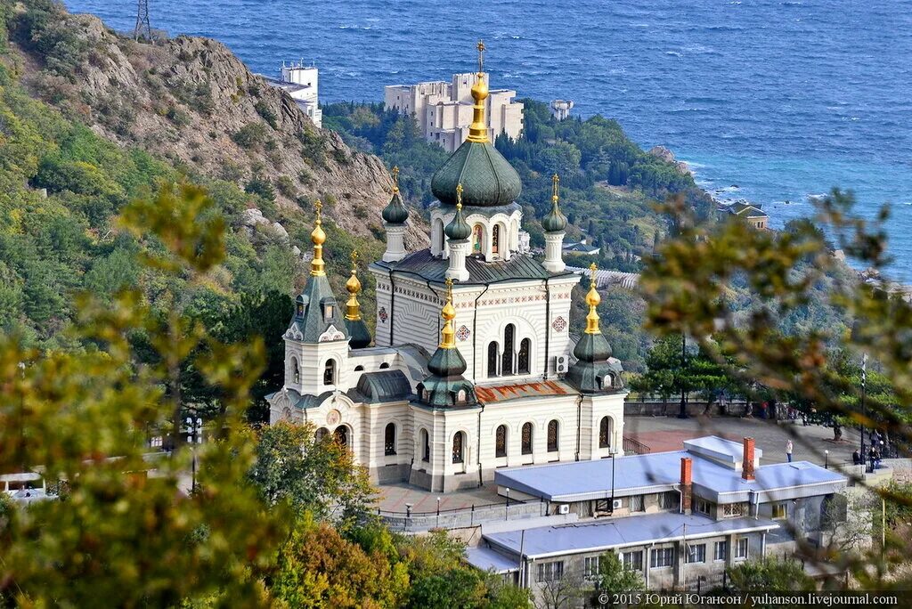 Ялта особенности города. Ялтинская дорога храм. По дороге в Крым новая Церковь. Ялтинский монастырь святых Константина и Елены. Ялтинский гранит.