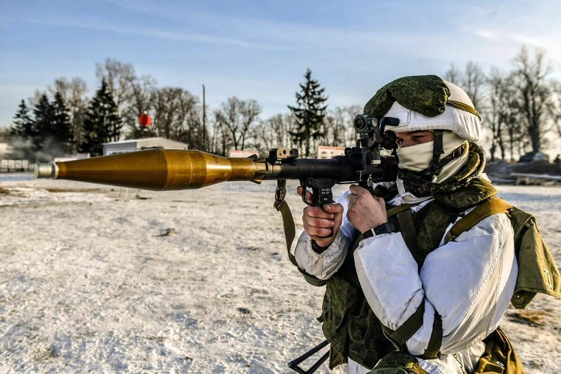 Боевой гранатомет. Гранатометчик РФ РПГ 7. Стрельба с гранатомета РПГ-7в. РПГ 7 армия РФ. Ручной противотанковый гранатомет «РПГ-7», «РПГ-7д».