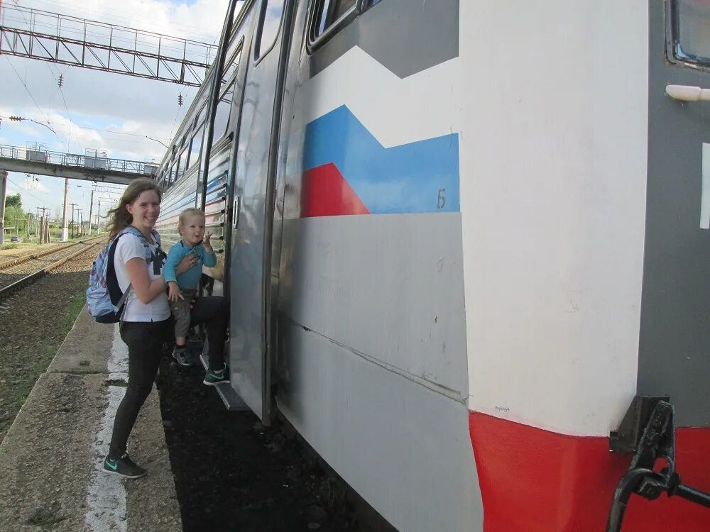 Телефон ржд астрахань. Железнодорожная станция Астрахань-2. Станция Астрахань 2 РЖД. Вокзал Астрахань посадка в поезд. Поезд ра-2 в Астрахани.