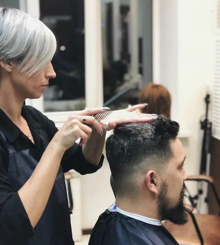 Женская стрижка парикмахер. Прически настоящего парикмахера. Прически в парикмахерской. Стали парикмахера минут на 24:00. Как стать парикмахером с нуля.