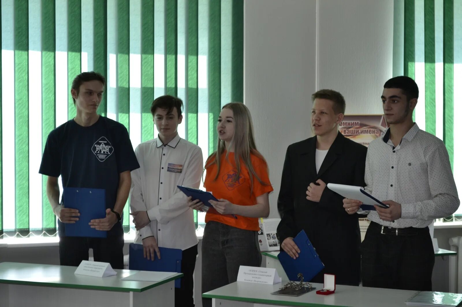 конкурс юных экскурсоводов. конкурс юных экскурсоводов название. конкурс экскурсоводов для школьников. конкурс экскурсоводов школьных музеев 2021. девушка экскурсовод в музее.