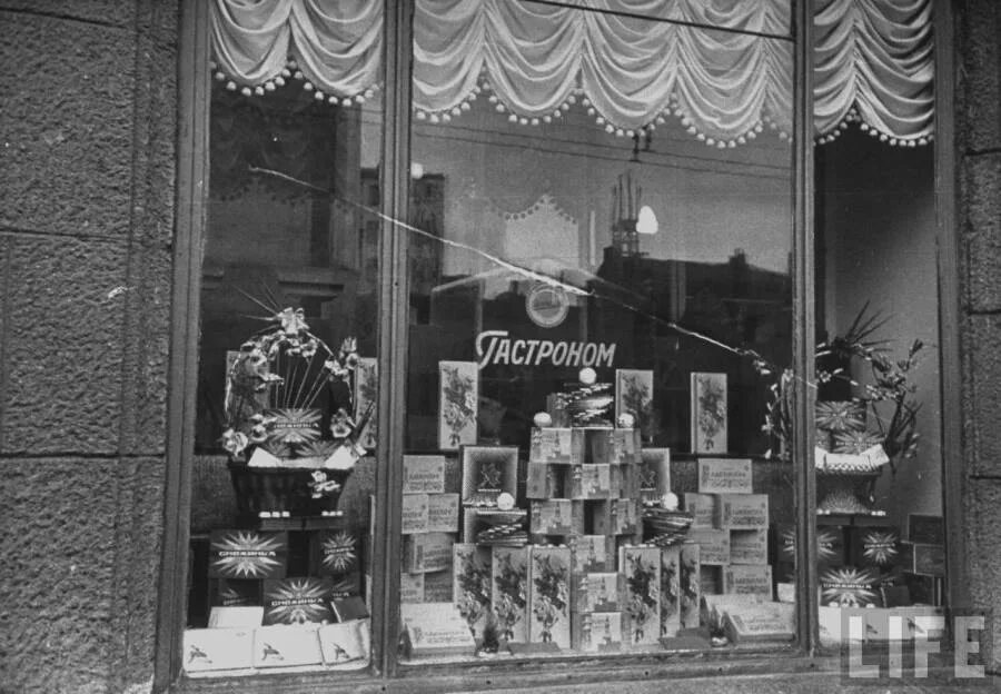 писатель так подробно описывает витрины гастронома. витрина гастроном номер один. витрины гастронома в гуме. писатель так подробно описывает витрины гастронома. почему писатель так подробно.