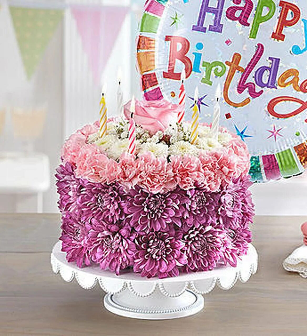 Красивый букет и торт. Торт на день рождения с цветами. С днем рождения девушке цветы. Красивый букет цветов с днем рождения.