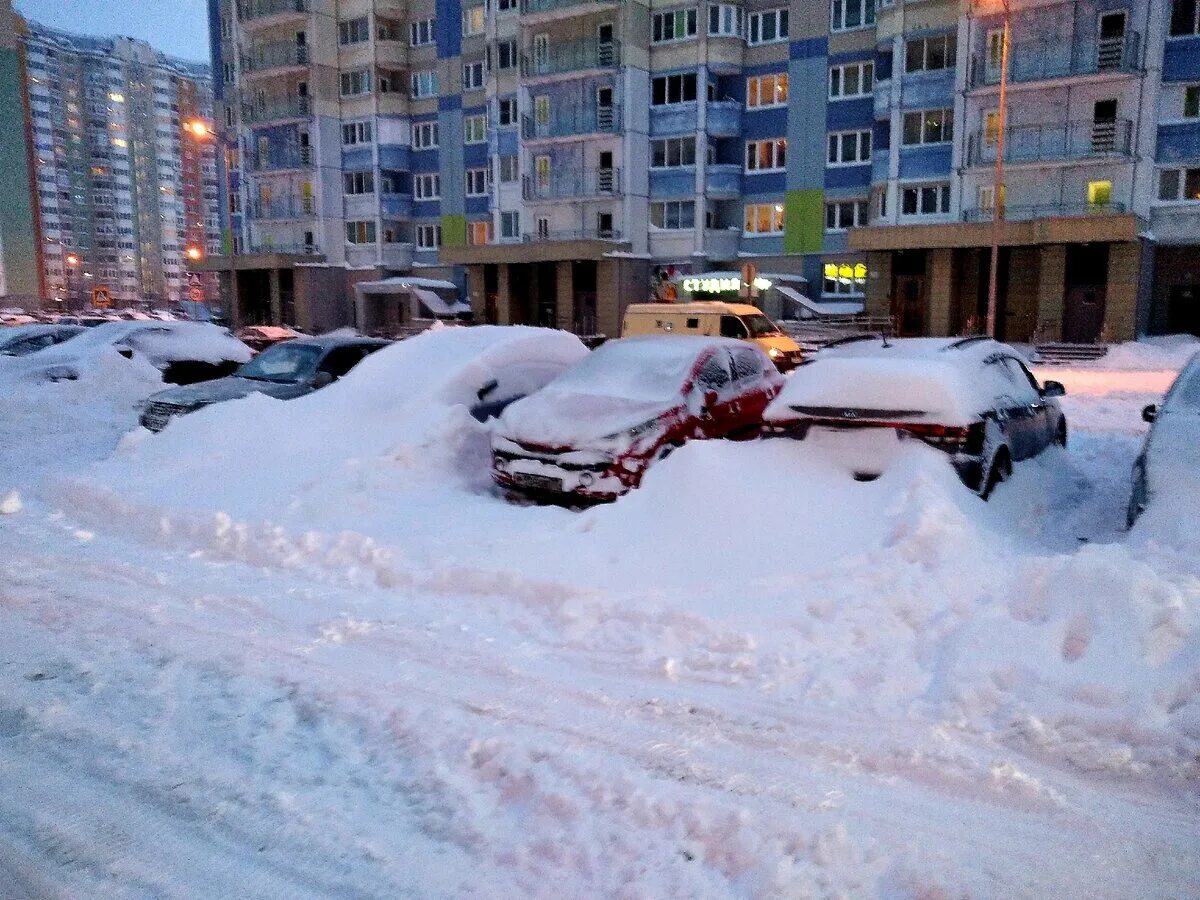 Новосибирск завалило снегом. Машина завалена снегом. Сугробы в Новосибирске. Сугробы в Сибири. Сугробов новое