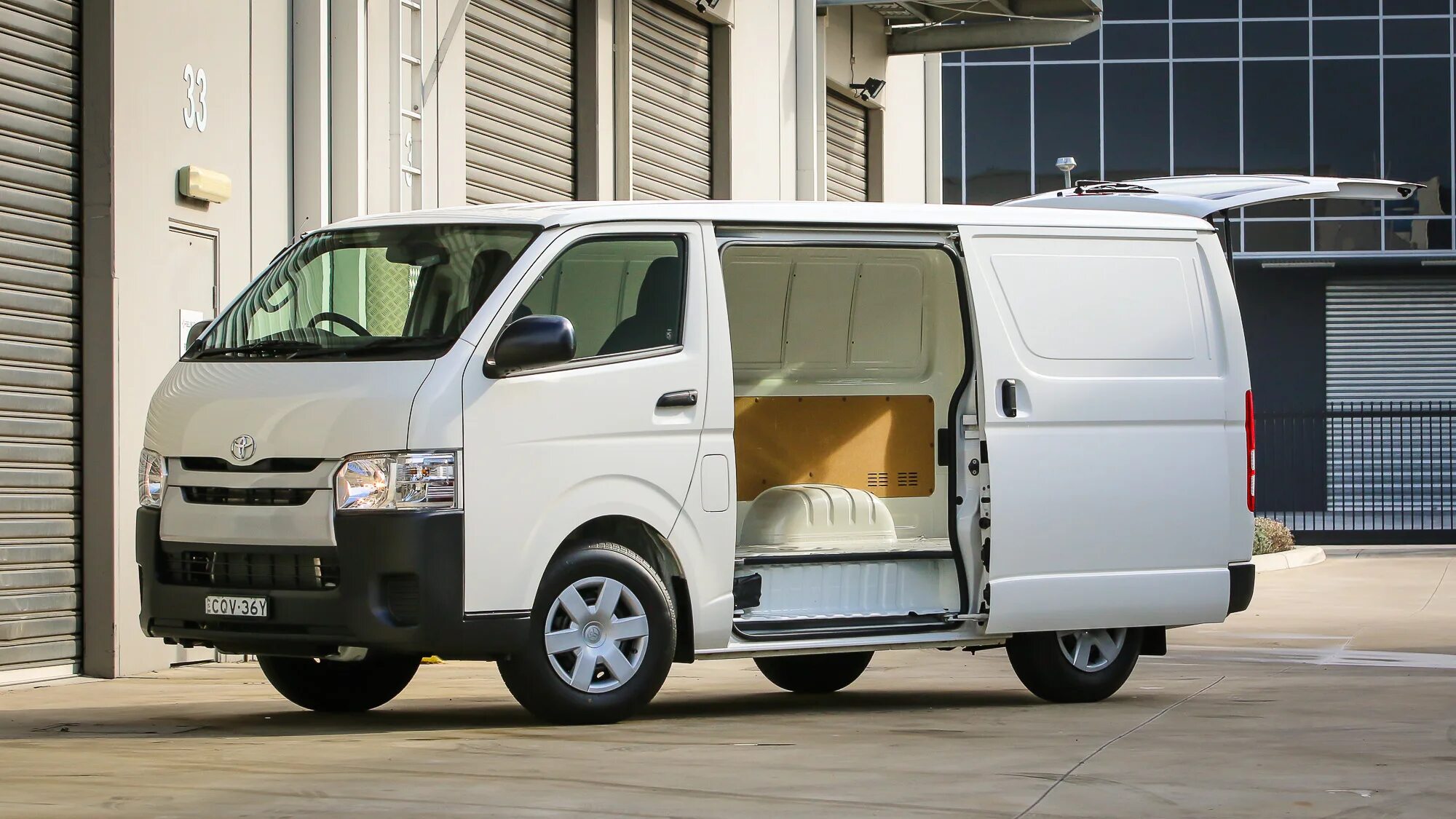 Toyota hiace van. Тойота Хайс 2019. Ford Transit Toyota Hiace. Тойота Хайс 2020.