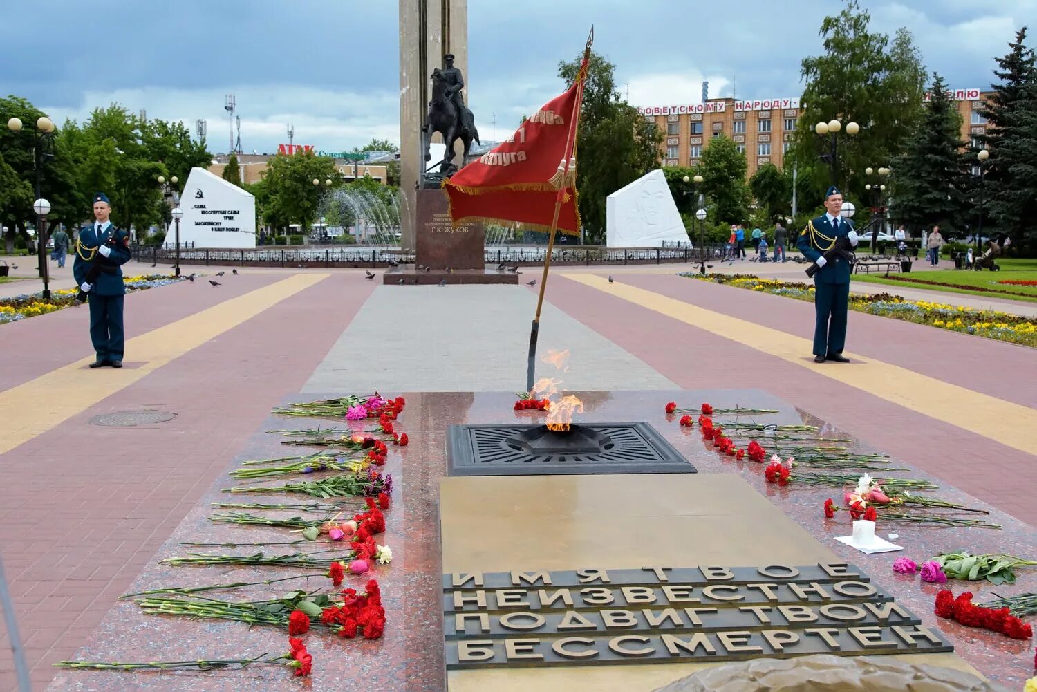 Площадь победы в россии. Площадь Победы Калуга вечный огонь. Калуга площадь Победы монумент. Памятник на площади Победы Калуга. Калуга мемориал вечный огонь.