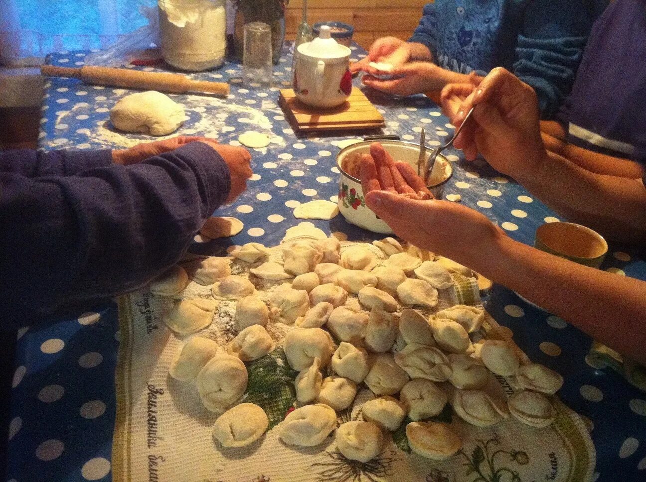 семейная лепка пельменей. лепка пельменей. семейная лепка пельменей. традиции пельменей. традиция лепить пельмени.