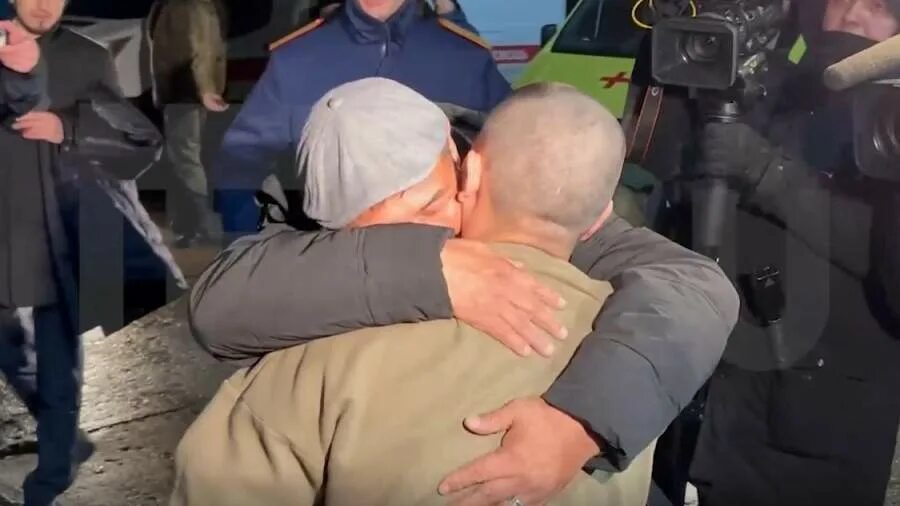 Отец и сын в плену. Российские военные вернувшиеся из плена Украины. Пленные российские военные на Украине. Встреча с сыном.