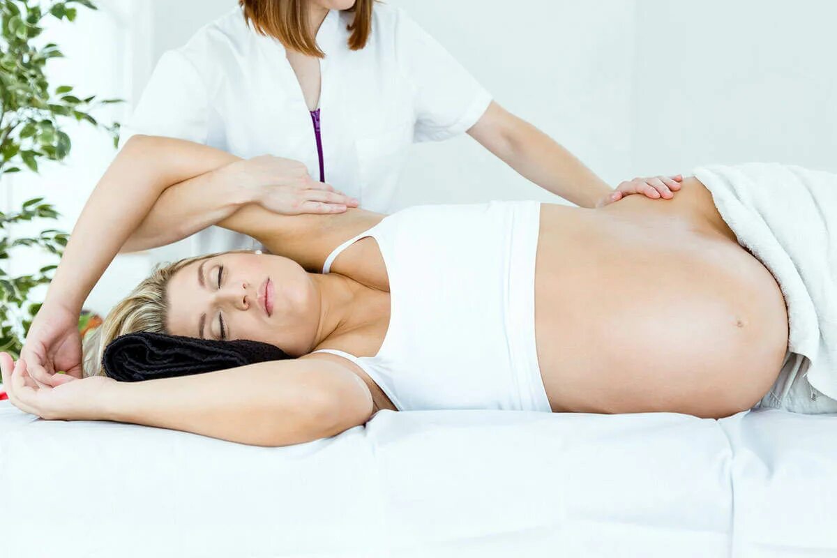 Массаж для беременных. Беременность и массаж. Массаж спины беременным.