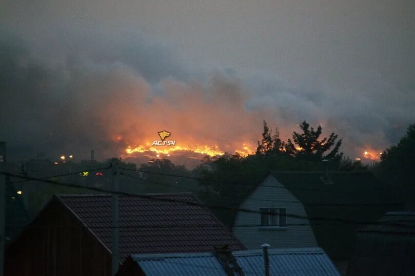 Пожар на заревом. Зарево пожара. Пожар улица Хилокский. Пожар на Хилокской Новосибирск. Огонь на полигоне Новосибирска.