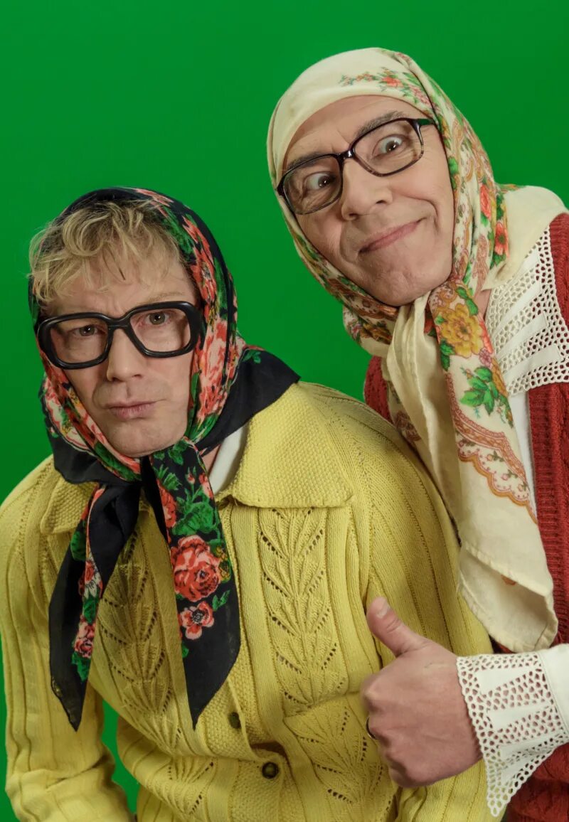 Гузель санжапова с бабушкой. Бабушка в деревне. Бабушка в платочке. Платок на голову для бабушки. Деревенские женщины.