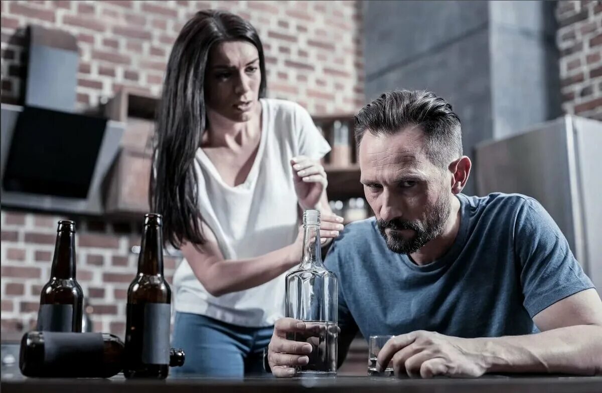 Пьющий муж изменил. Мужчина и женщина выпивают. Жена алкоголика. Муж пьет.