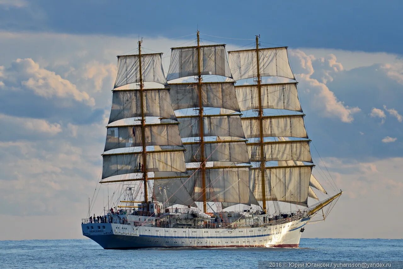 Лодка рикошет 550 парусная в шторм. Sail over. Парусная яхта крен. Трехмачтовый фрегат. Ветрило.