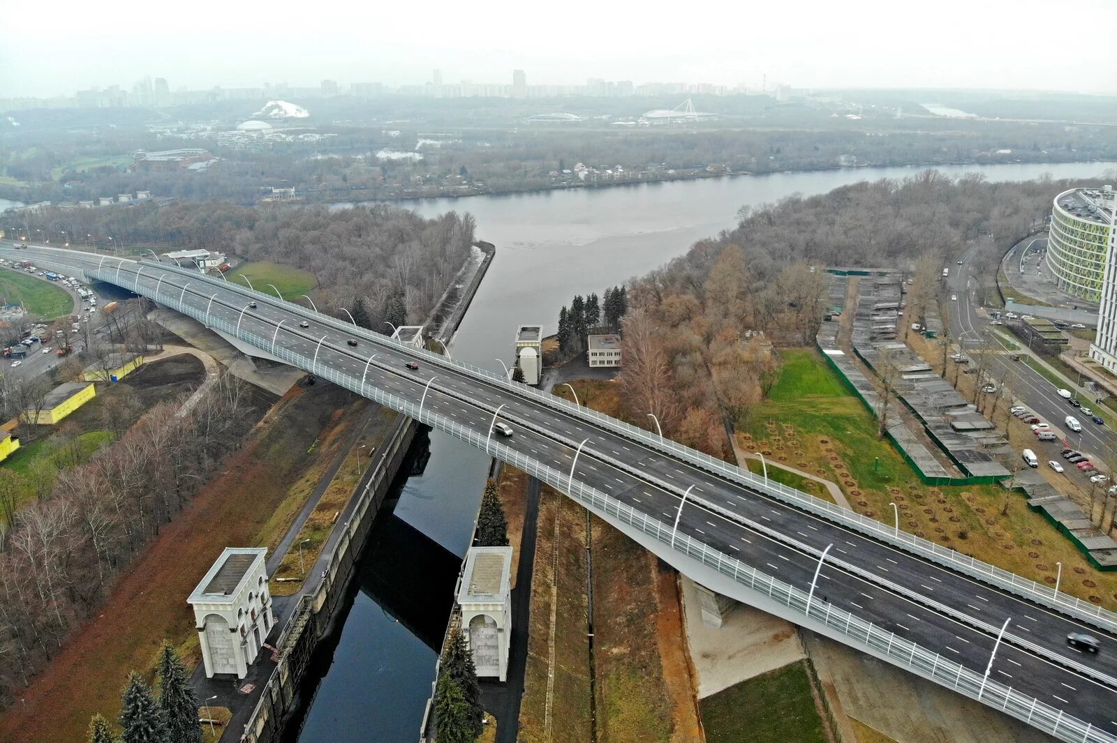 Новый Карамышевский мост в Москве. Юго Восточная хорда мост через Москву реку. Мосты Северо-Западной хорды. Мост через Карамышевский шлюз. Эстакада над городом