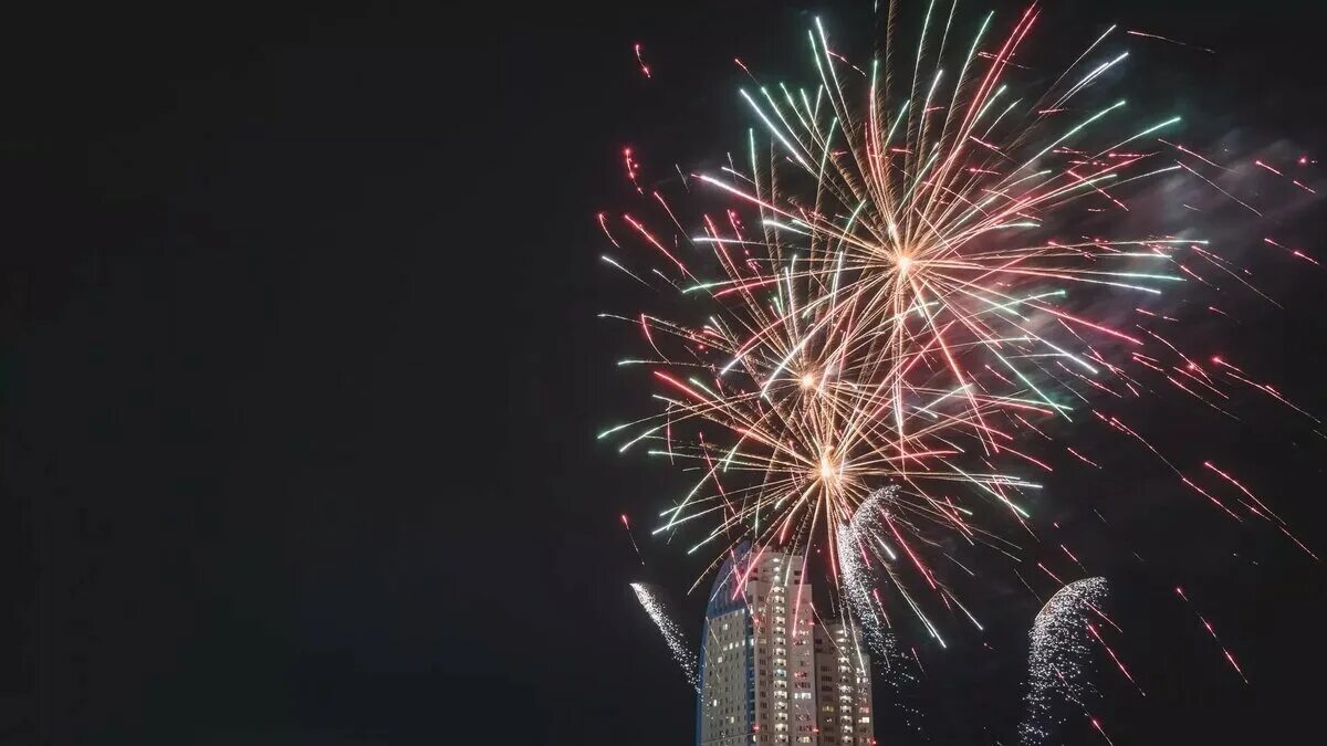 Будет ли салют на новый год 2025. Красивые салалюты на новый год. Будет ли салют на новый год 2025. Салют победы. Елка кремль салют.