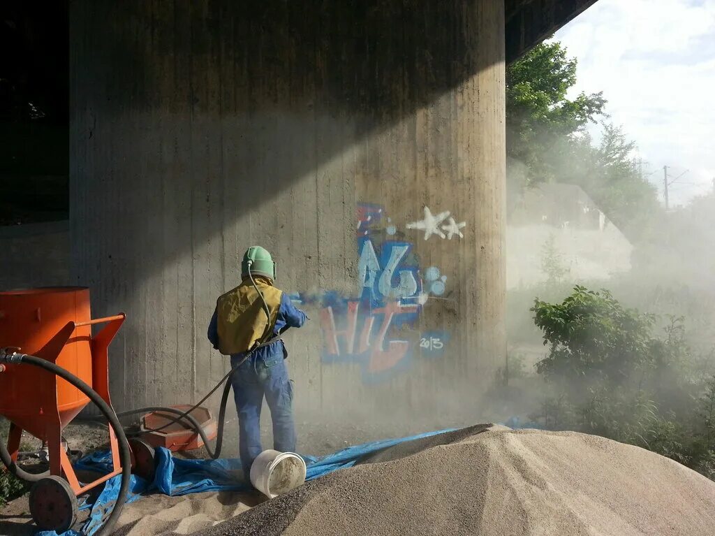 Очистка зданий и сооружений. Очистка зданий и сооружений. Гидрофобизация фасада альпинистами. Защита металлических конструкций от коррозии. Уборка кровли от снега.