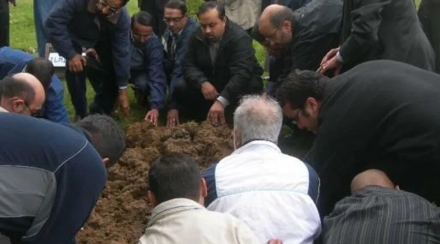 Похороны мусульман сидя. Погребение мусульман в могилу.