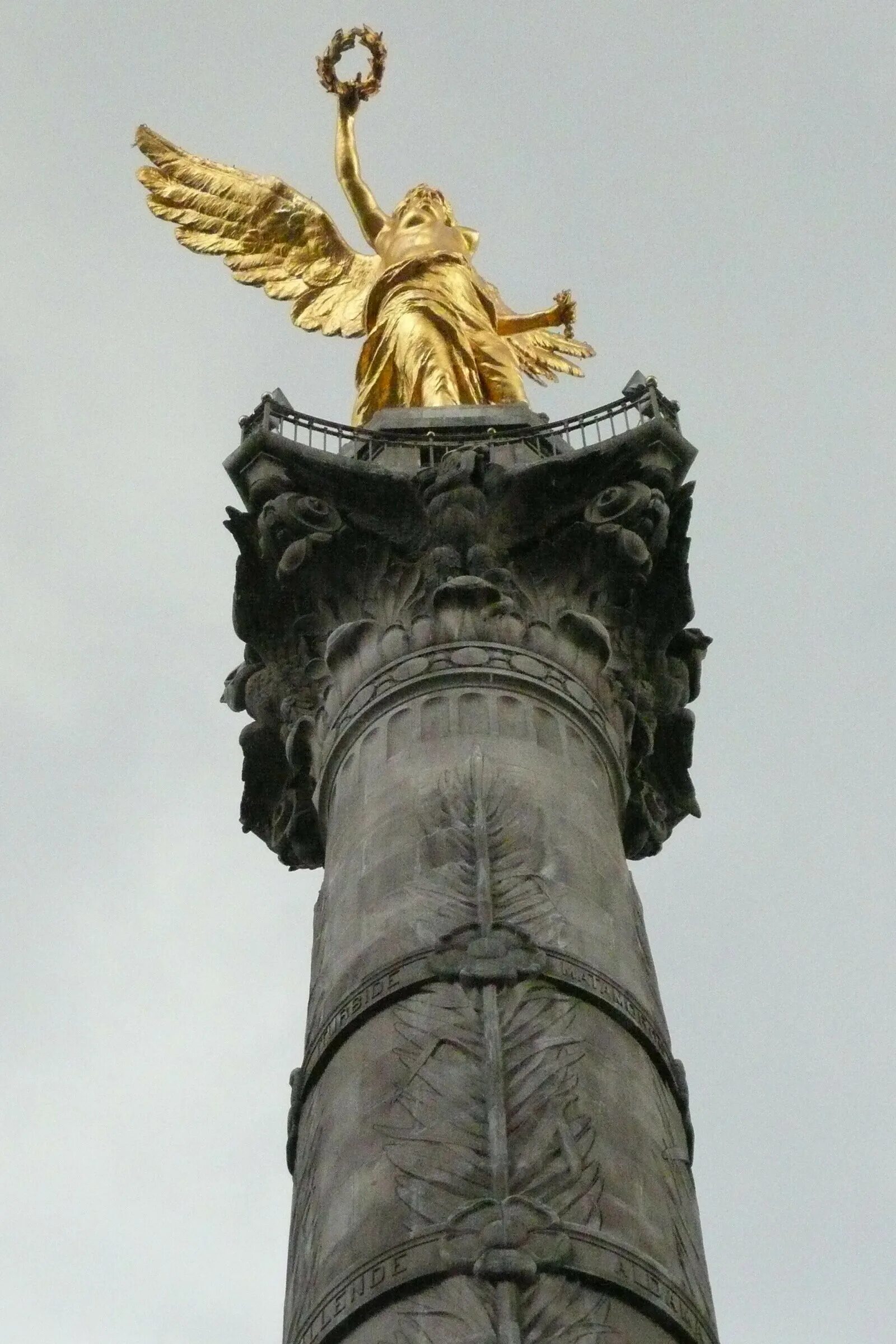 Колонна в Мехико. Ангел на колонне. Статуи колонны. Памятник колонна с ангелом.