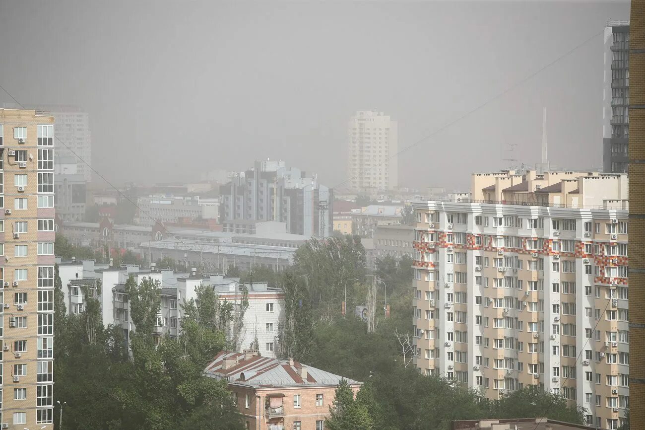 Поднялась сильная буря. Пыльная буря Волгоград. Ураган в Волгограде. Сильный ветер в Волгограде. Пылевая буря Волгоград.