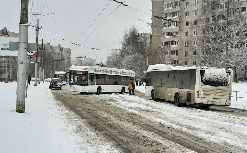 Чебоксары троллейбус авария. Снежное утро. Снег в Чебоксарах. Снег в России.