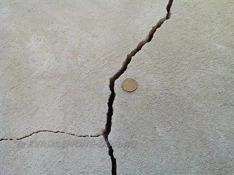 Что значит трещина. Цементно-Песчаная стяжка пола трещины. Усадочные трещины бетона в железобетонных. Усадочные трещины на стяжке. Волосяные усадочные трещины.