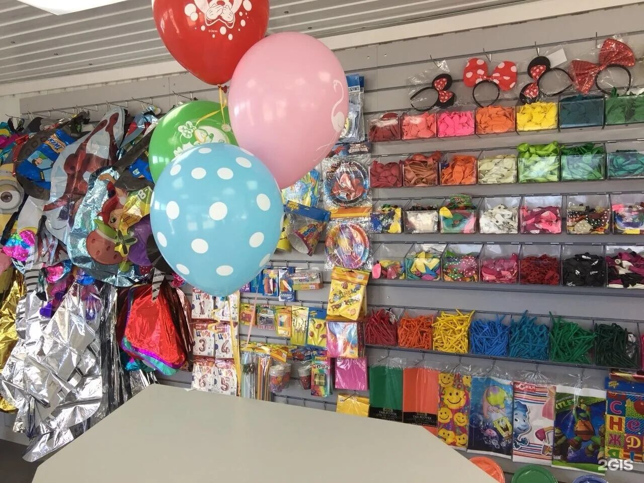 Торговля воздушными шарами. Торговля шарами на улице. Можно ли продавать шарики. Подставка под шары бобо. Торговля игрушками в парке.