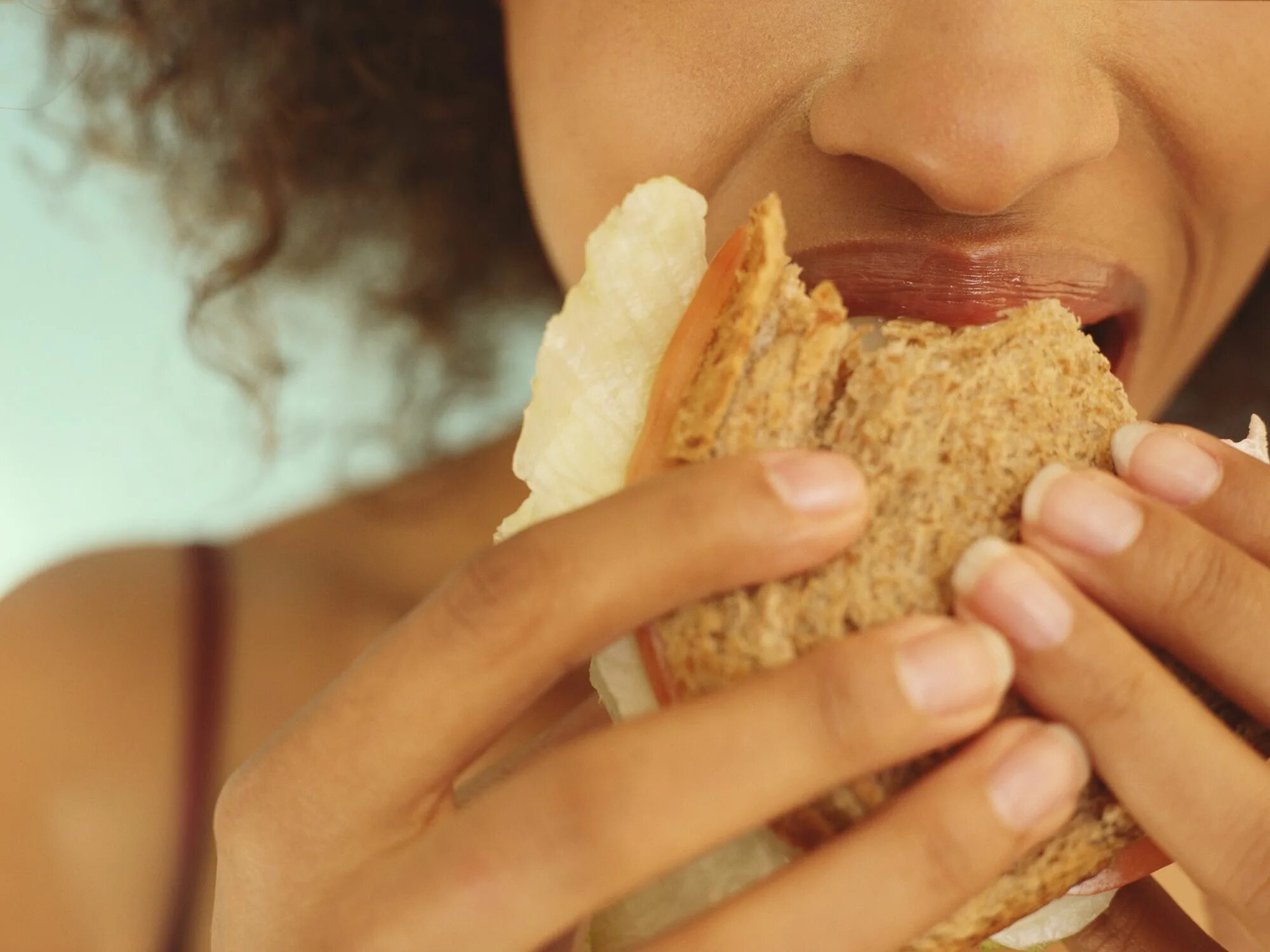 Человек есть хлеб. Девушка ест хлеб. Человек ест хлеб. Сладкий хлеб. Жрать хлеб.