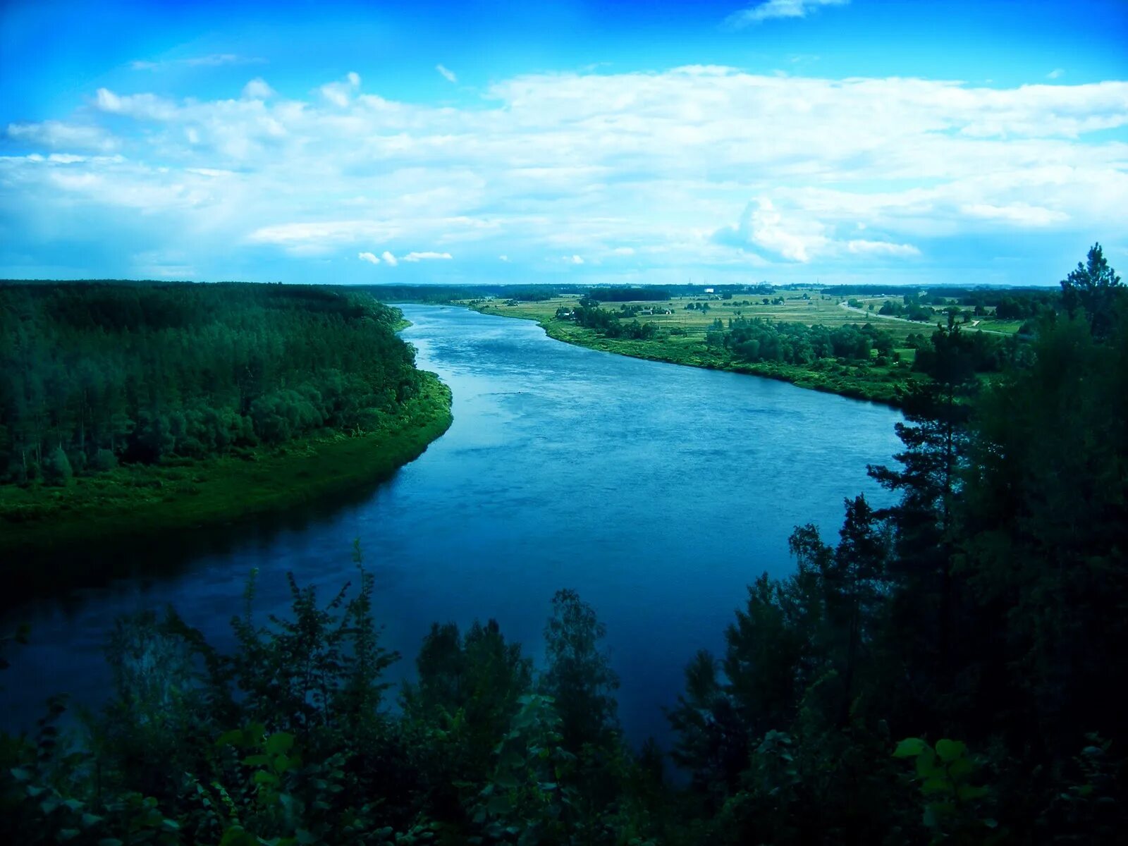 Реки сини. Синяя река. Синь реки. Речка синяя. Голубая река.